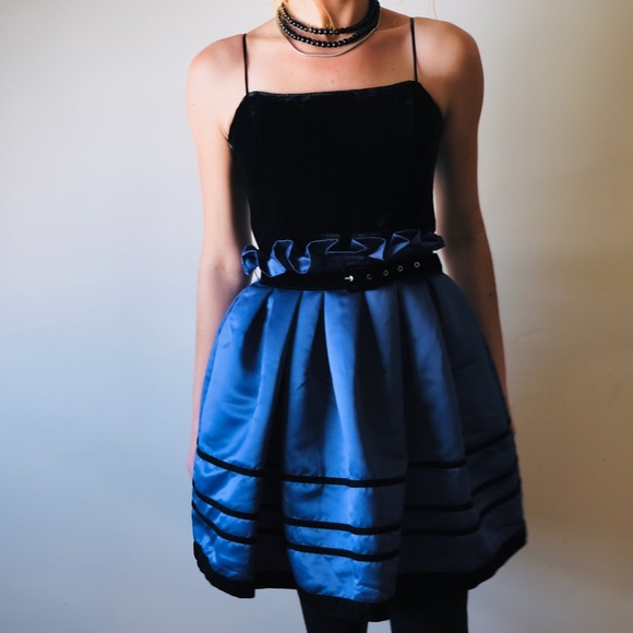 Betsey Johnson Dresses & Skirts - Betsey Johnson Velvet & Sateen Belted Dress US 6